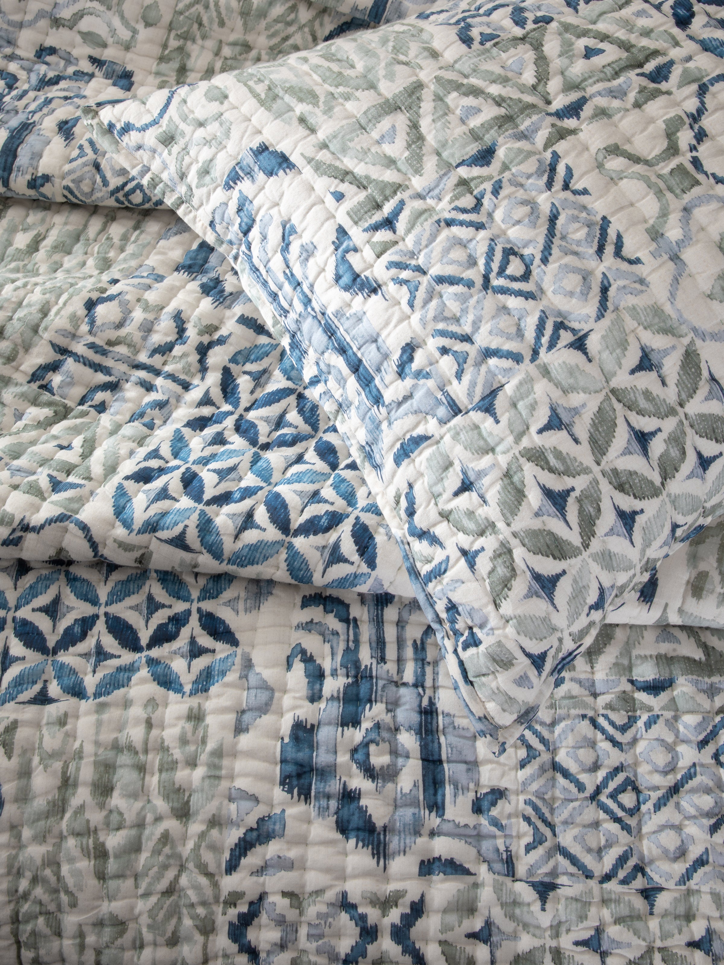 Mellow Pattern Quilt with shams